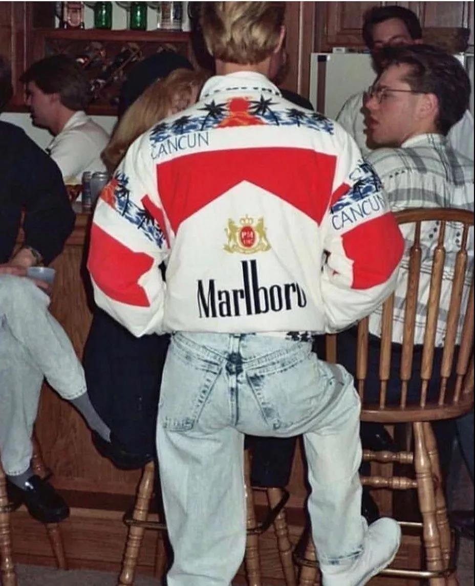 那个孙子穿Aj坐地铁，肯定是fake！