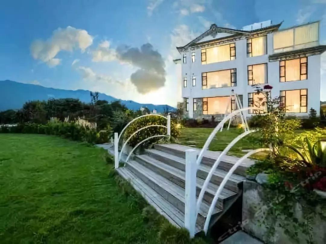 他建了一个3000㎡的浪漫花园，情侣不远千里只为一场草坪婚礼