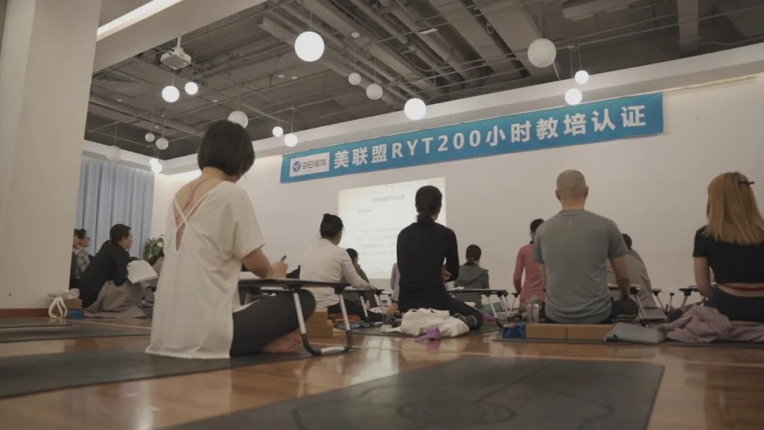 30岁转行做瑜伽教练晚么,33岁还适合做瑜伽老师吗