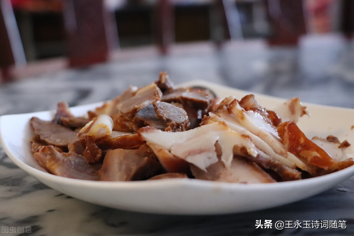 穿恨天高坐地铁的社死现场,两位男士都不忍看这次“崴脚表演”