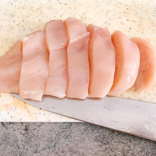 煎鸡胸肉怎么做都发柴?切肉是关键,教你一招怎么烹饪都肉质嫩