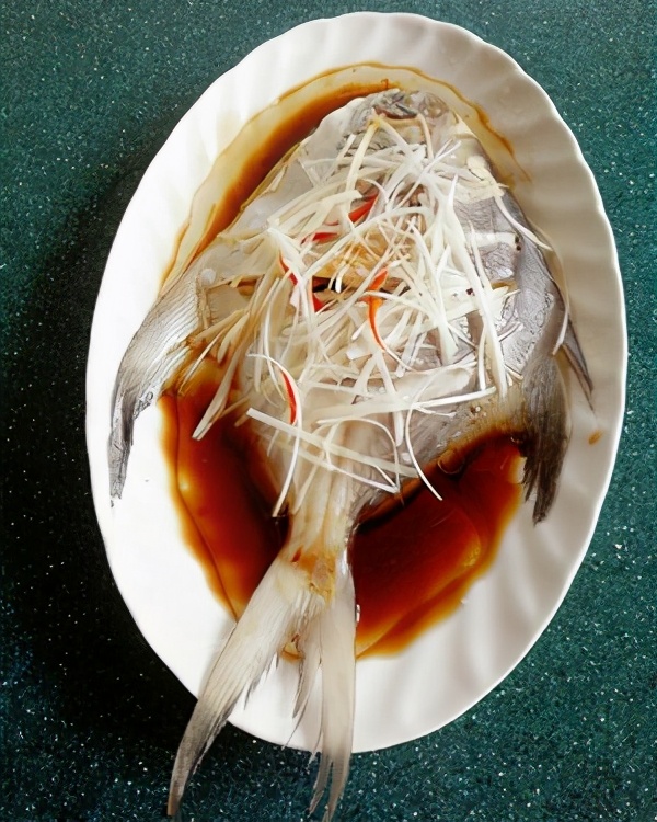 清蒸鲳鱼正宗做法,清蒸鲳鱼的正确做法步骤