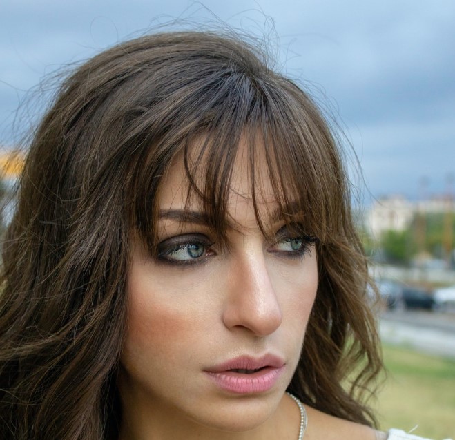 刘海底部向上翘起来咋办,刘海往上翘不下来该怎么办