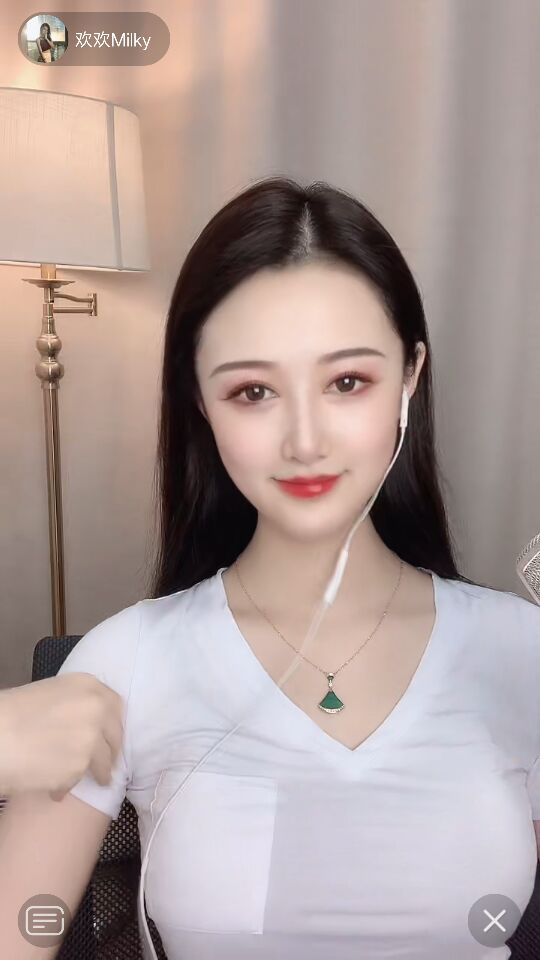 嵌上金饰、金丝的玻璃,让屋内充满金色阳光