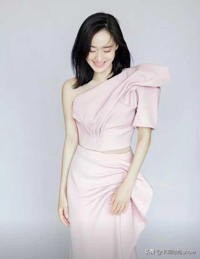 王智灰色西装短裙,王智露腿