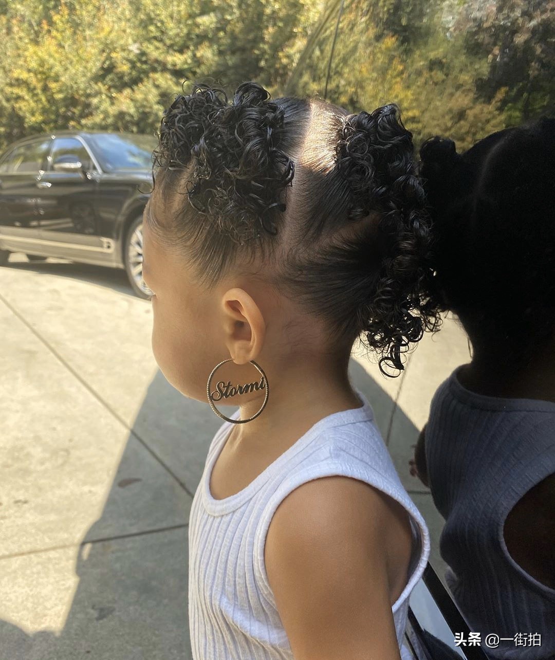 凯莉詹娜带女儿外出度假，丰乳肥臀太性感，网友：凯莉是不是胖了