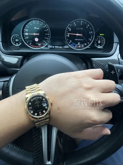 网友晒自己微信好友数量,网友晒1300手表