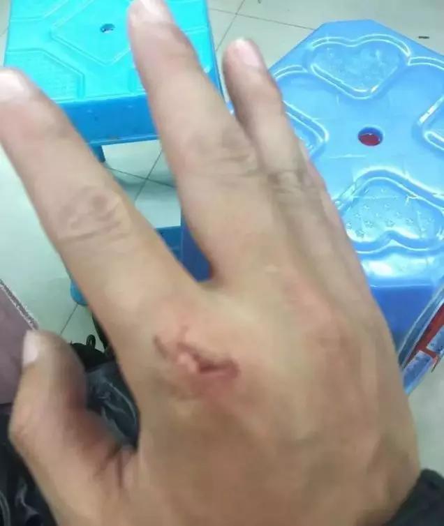 外卖小哥深夜接到女子订单,外卖小哥接到女生订单完整版