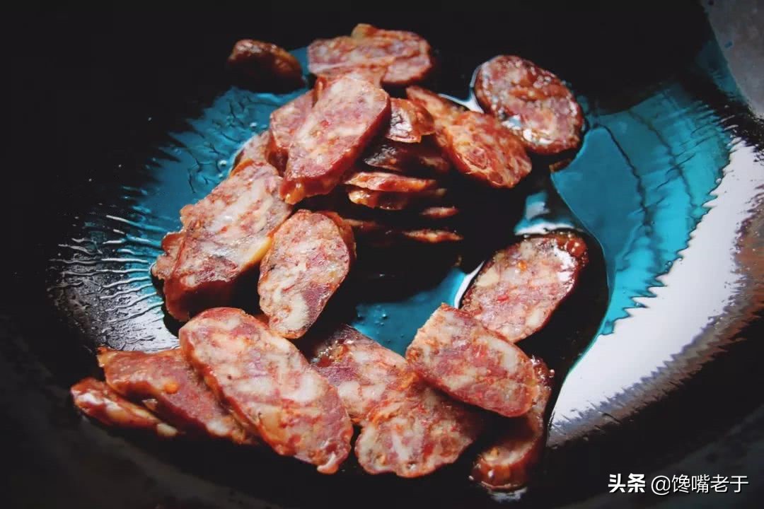 灌香肠时，记住这个加盐比例！灌出来的香肠鲜香好吃，还不发霉