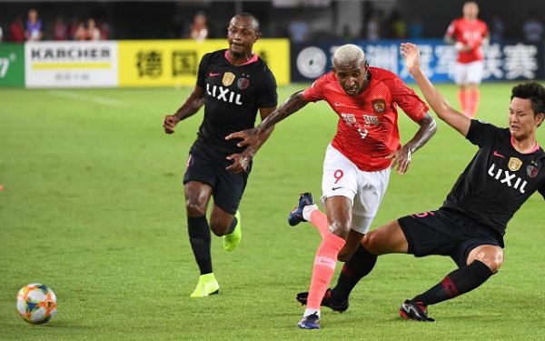 2年轻中国国脚亚冠暴露真实水平，1个过人过不去，1个单刀打不进