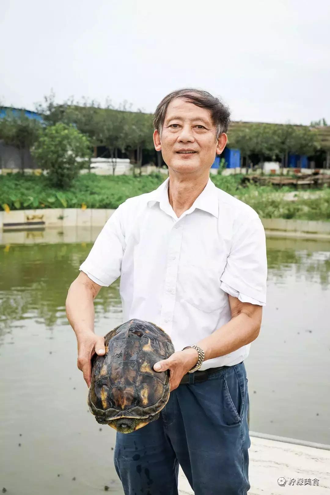 74岁的他，把一半的人生交给了这碗「黑暗甜品」