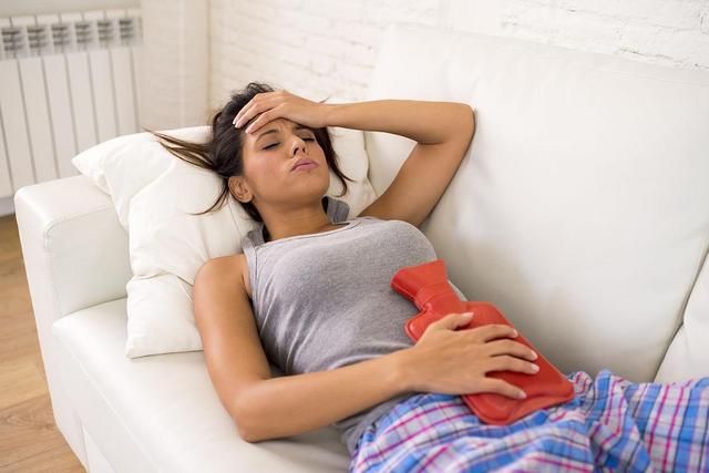 女性绝经前例假有何表现,女人来月经有哪三个症状