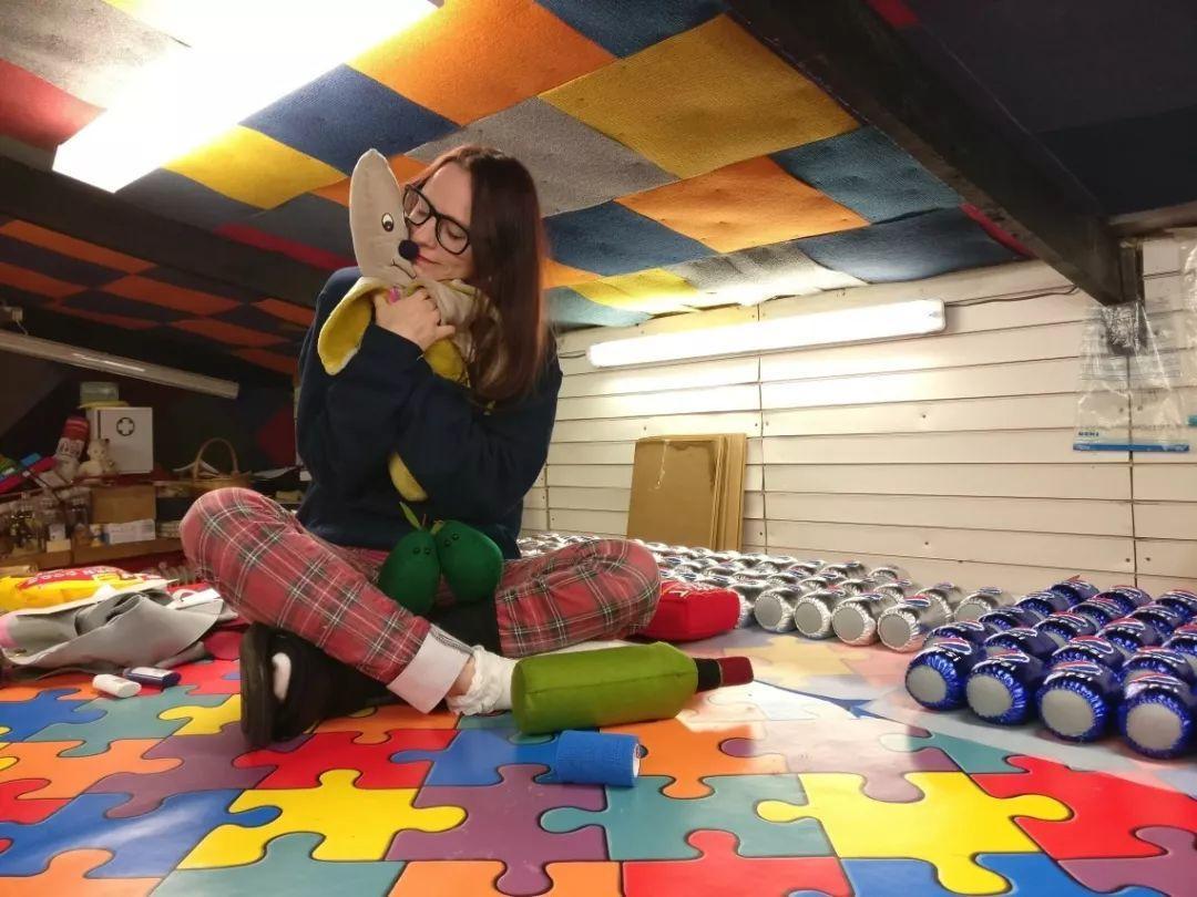 艺术家用一块布打造便利店、情趣用品店...生意却异常火爆