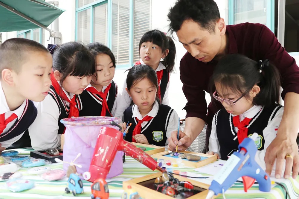 宝山这所学校“延时更延爱”的举动让“课后三点半”不再是问题!