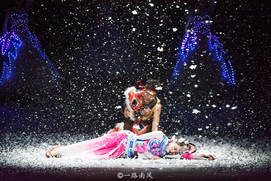 美女介绍丽江千古情景区,丽江千古情景区人多吗