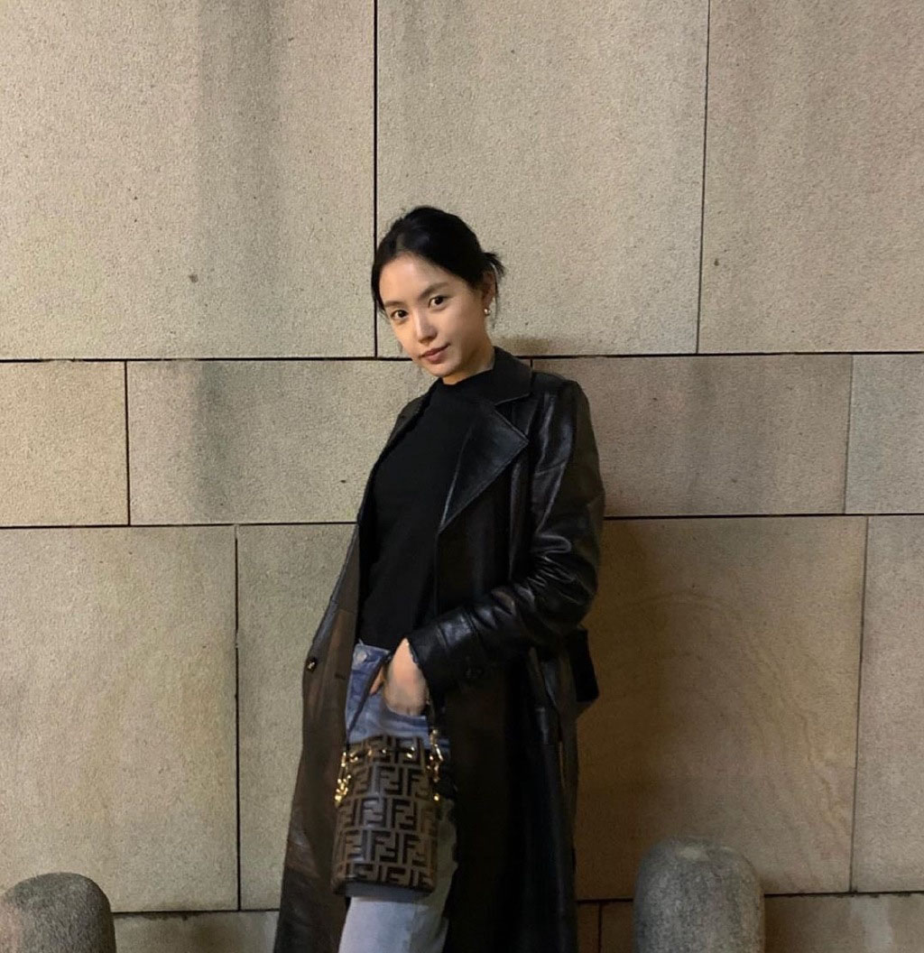 她是韩国“蚂蚁腰”代表,身穿皮大衣加直筒裤,无美颜也超美