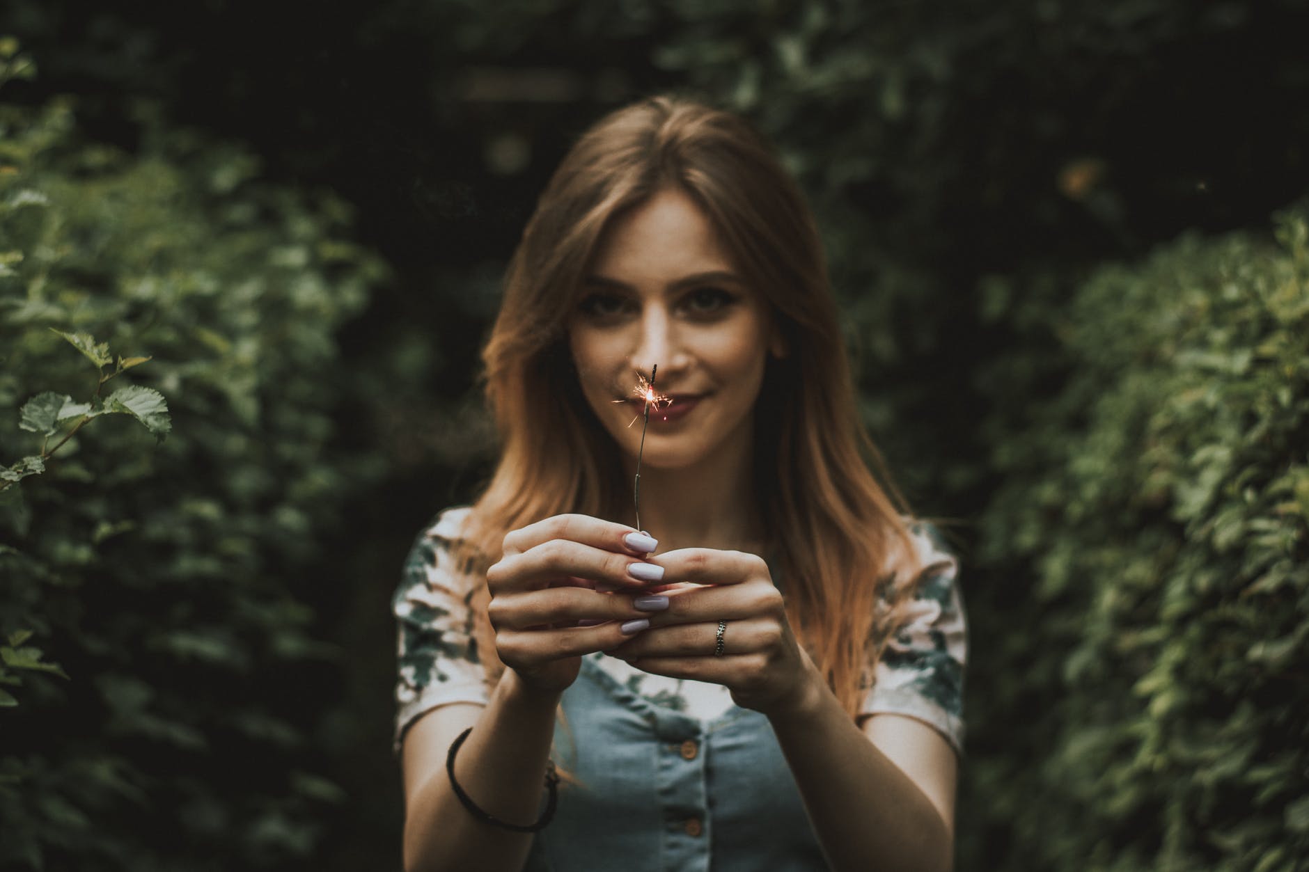 女人想要撩你时不会直接告诉你,女人想撩你有三种叫法