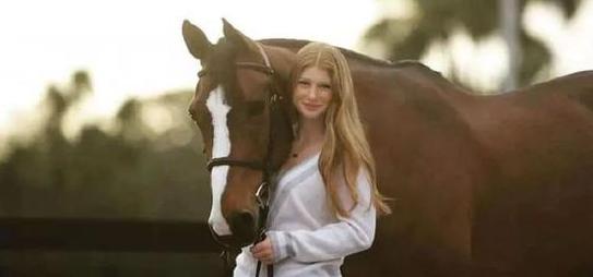 霍启刚郭晶晶带着孩子去赚零花钱,霍启刚晒儿女擦车