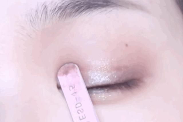 王一博和大张伟戴发带的照片,王一博耍帅大张伟