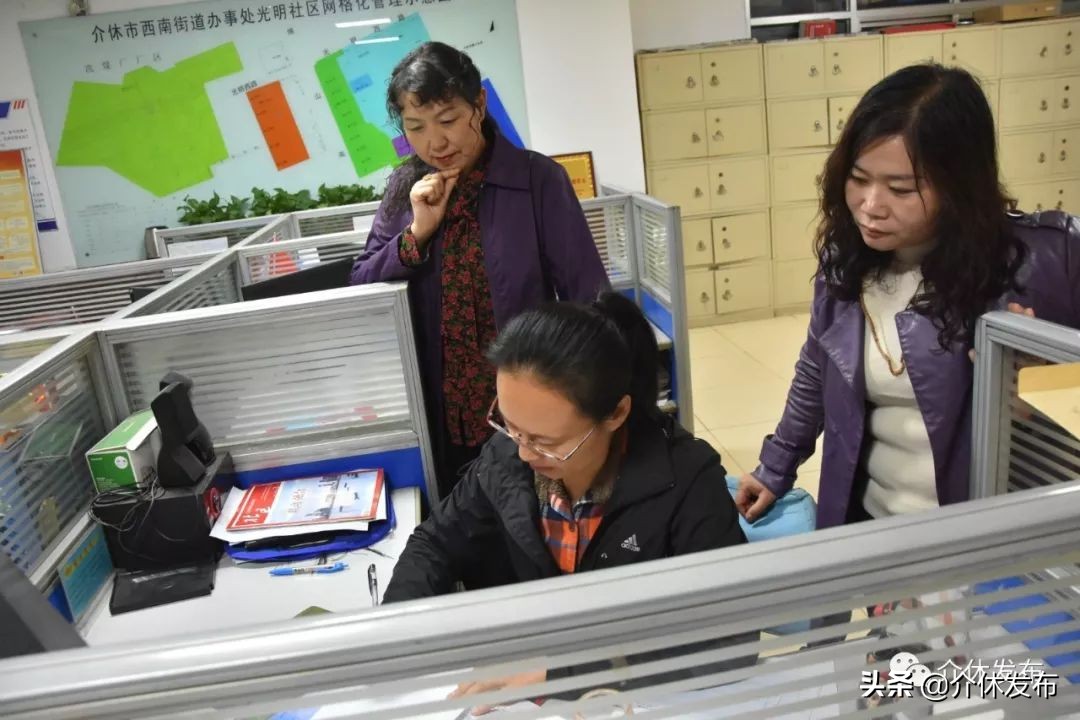 做居民贴心人与安全守护员,做居民群众的贴心人社区书记