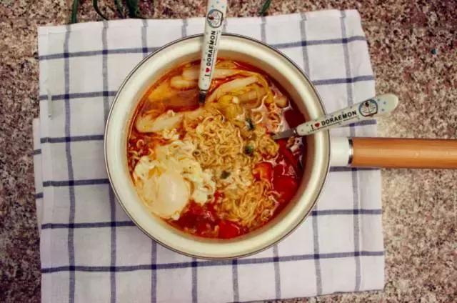 煮泡面时如何正确地打鸡蛋,煮泡面里面怎么打完整的鸡蛋