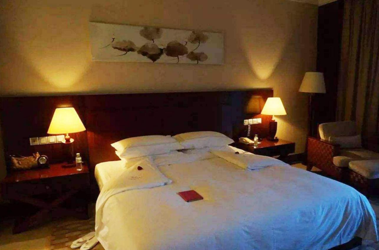 女子故意走错房间,女子民宿内误碰镜子意外发现密室