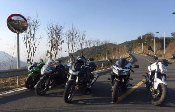 为什么说摩托车250cc不能上牌,新手适合入手的小排量摩托车250cc