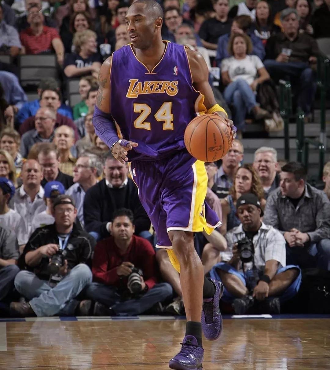 科比生涯最高分穿什么鞋,科比五名人堂配色nba上脚