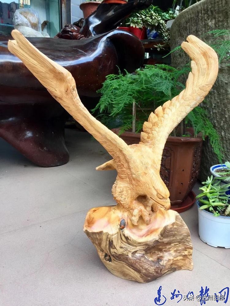 根雕匠人,根雕大师精心雕刻