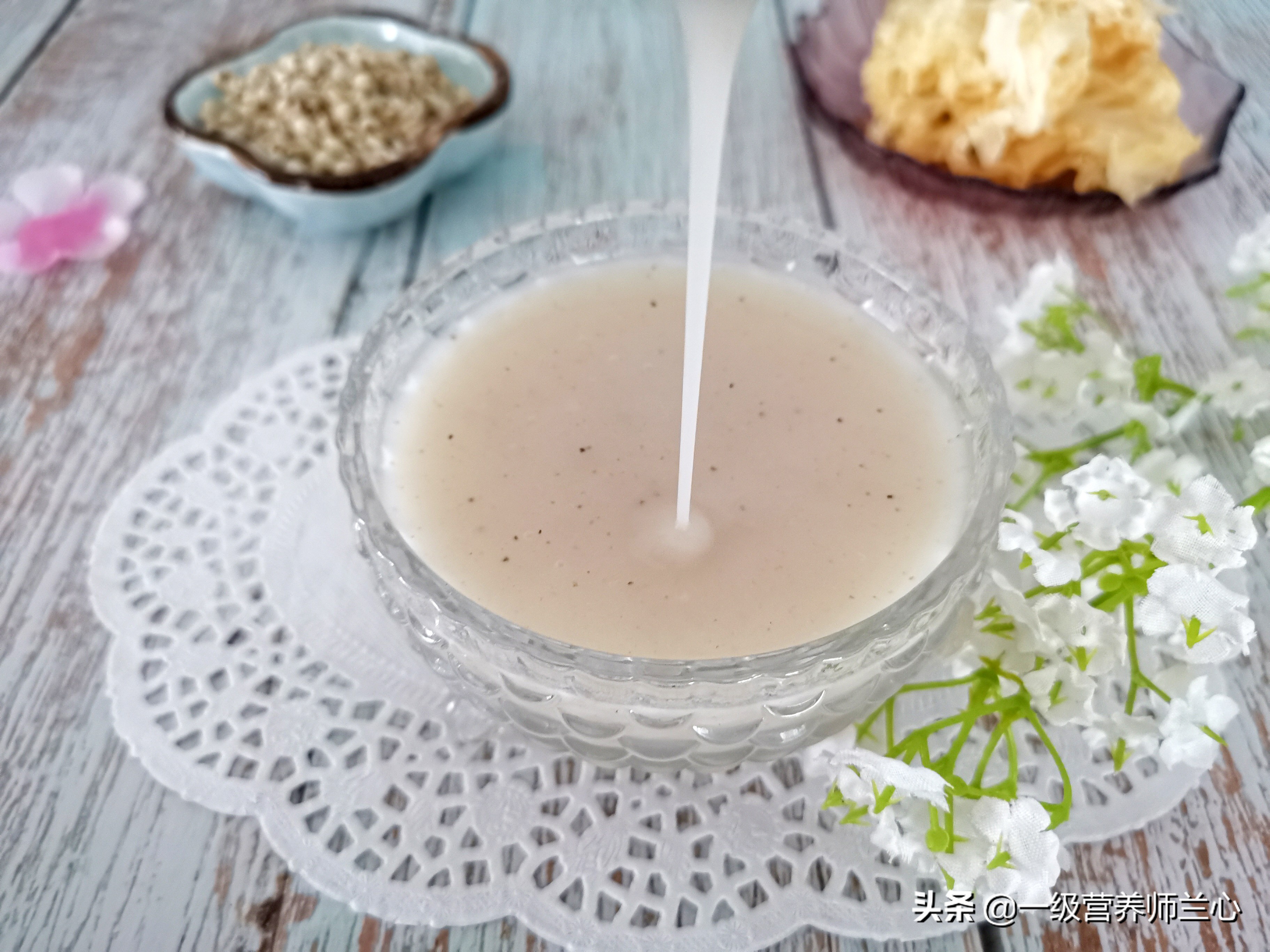 秋天吃银耳羹的好处,秋天吃银耳百合羹的好处