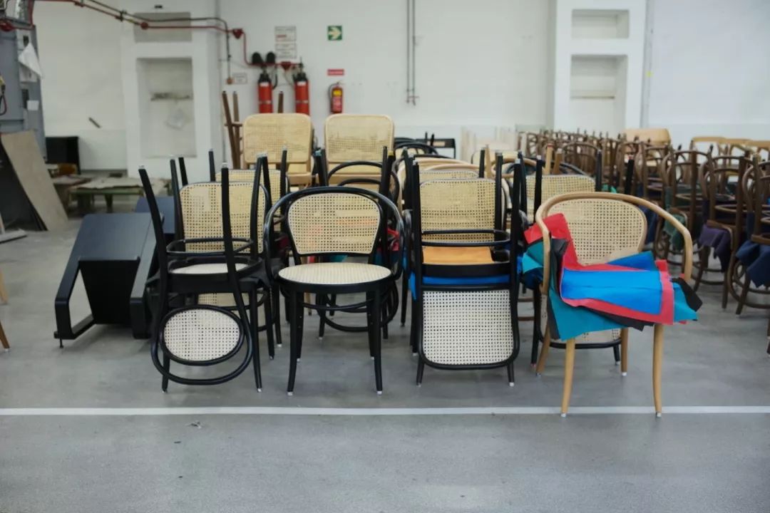 探访TON工厂看经典椅子背后的故事|疯狂24h我们去捷克干了啥?