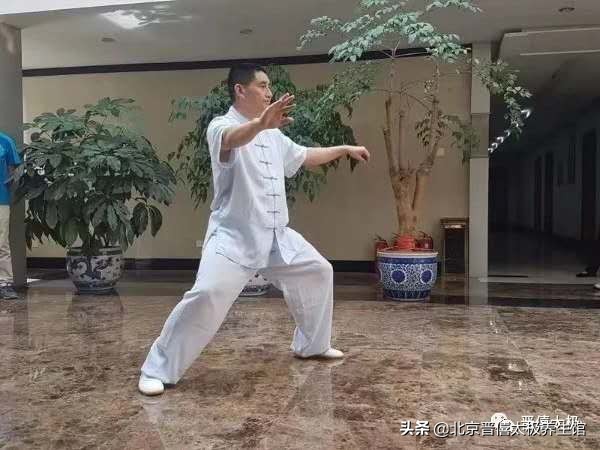 俯身拱腰松督脉,正确的松腰骨姿势