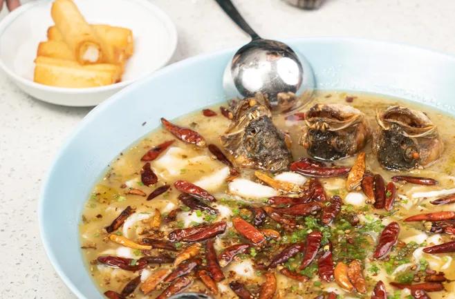 女生同行4.9折开吃！这家“网蓝”酸菜鱼店太“偏心”