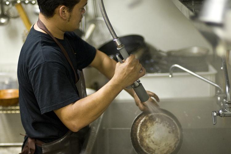 不锈钢锅里烧焦黑怎么清洗干净,不锈钢锅烧焦了怎么办