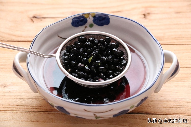 秋天要常吃黑豆，教你1个简单做法，做一次放半年，冲水喝特解馋