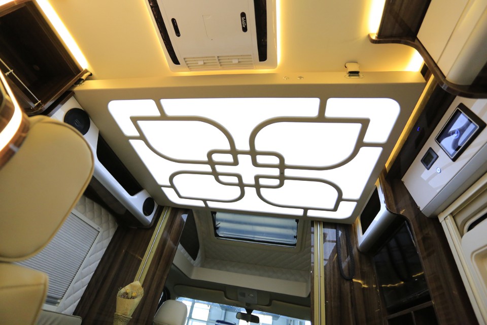 飞翔房车2.2t柴油版小额头房车,花费1w改造小房车