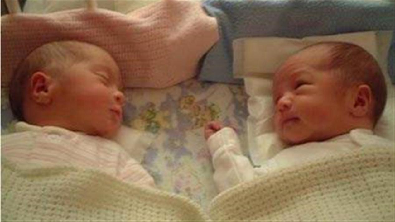 我太难了！睾爸爸为双胞胎女儿名字发愁，妈妈取名让网友点赞