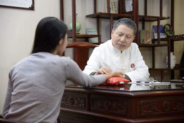 早起第一口痰是黄色,老是想吐痰痰是黄黄的是什么原因