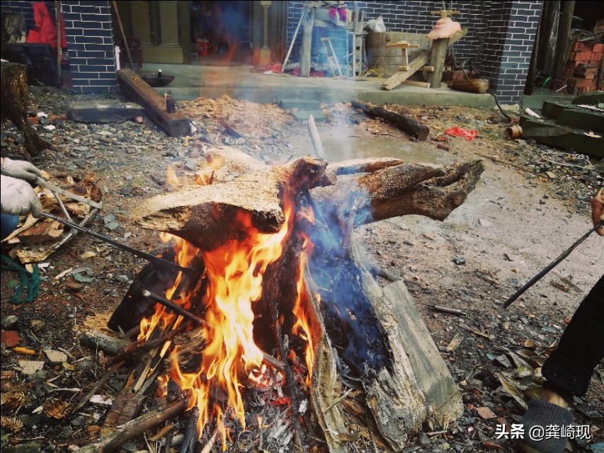 用根雕茶桌喝茶,根雕小茶桌泡茶