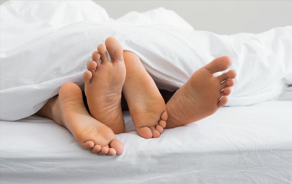 睡觉要不要穿衣服睡,夏天睡觉要不要穿衣服