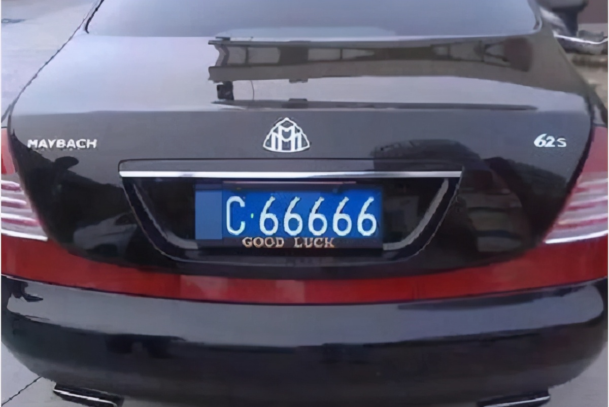 男子摇到250车牌号,小伙摇到888车牌最后直接放弃