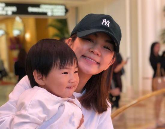 高圆圆产后首次素颜照爆出,高圆圆产后复出身材恢复