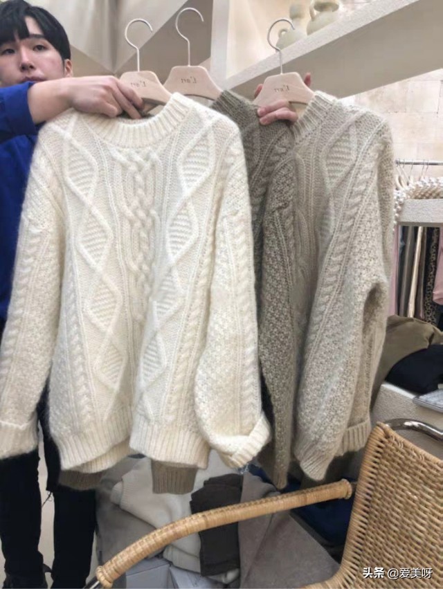 深灰色大衣搭配什么颜色毛衣好看,大衣里配什么暖和又洋气