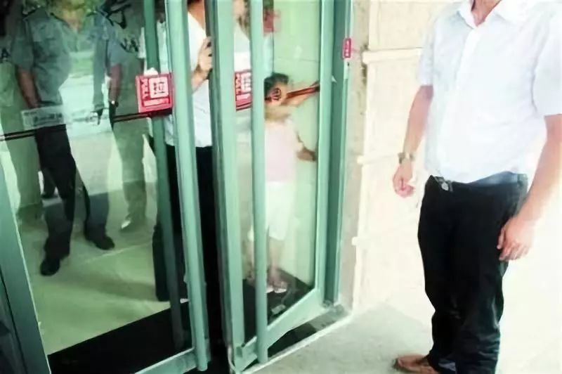 小孩手被门夹了怎么快速处理,小孩手被门夹了手微肿能自由活动