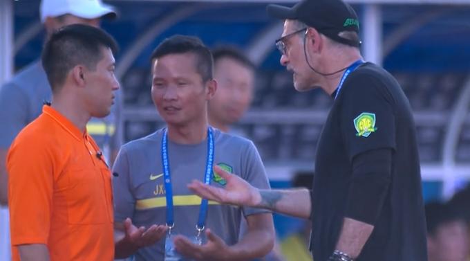 看不懂！这球不是国安球员阻挡拉人犯规？中超的判罚真令人疑惑