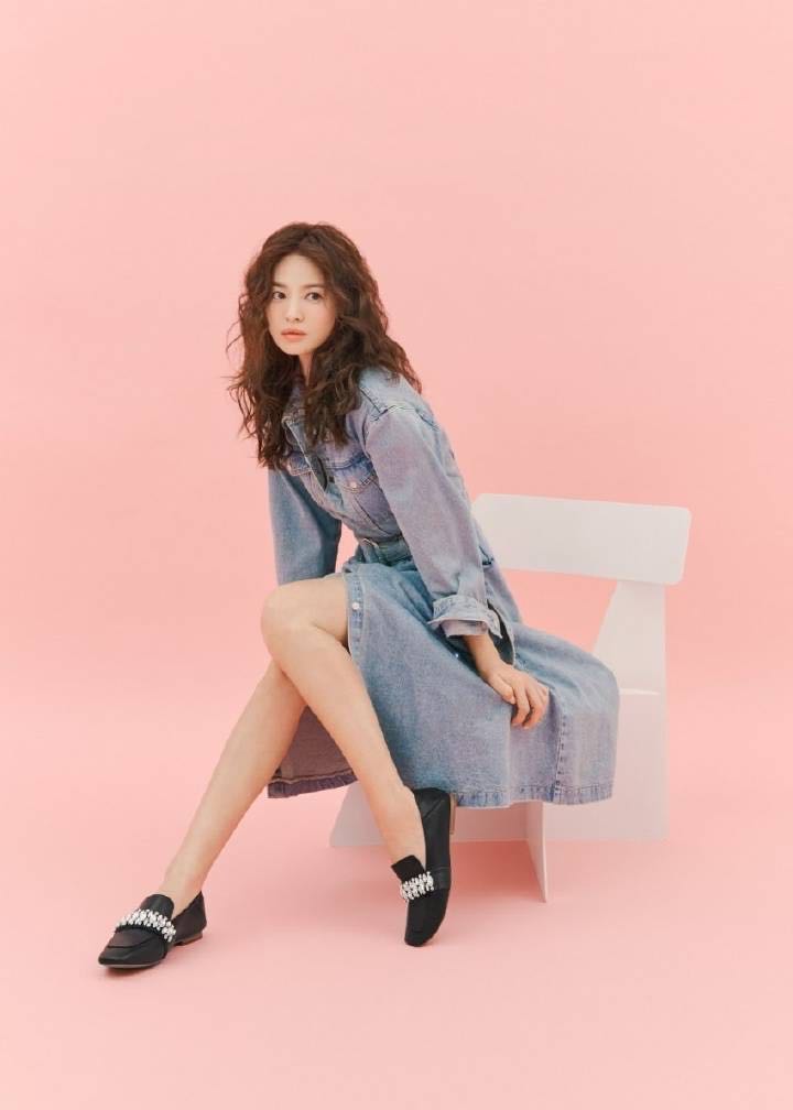 宋慧乔老爹鞋,宋慧乔白色衬衫百褶裙穿搭