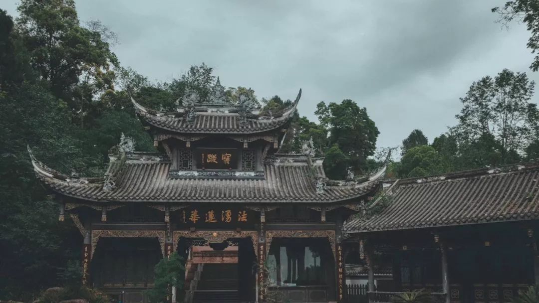 一家开在闹市里的茶馆,一家开在寺庙内的咖啡店