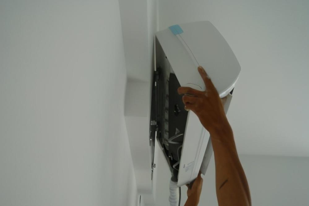 空调外机漏水管不漏水是什么原因,空调左边漏水调整位置后右边漏水