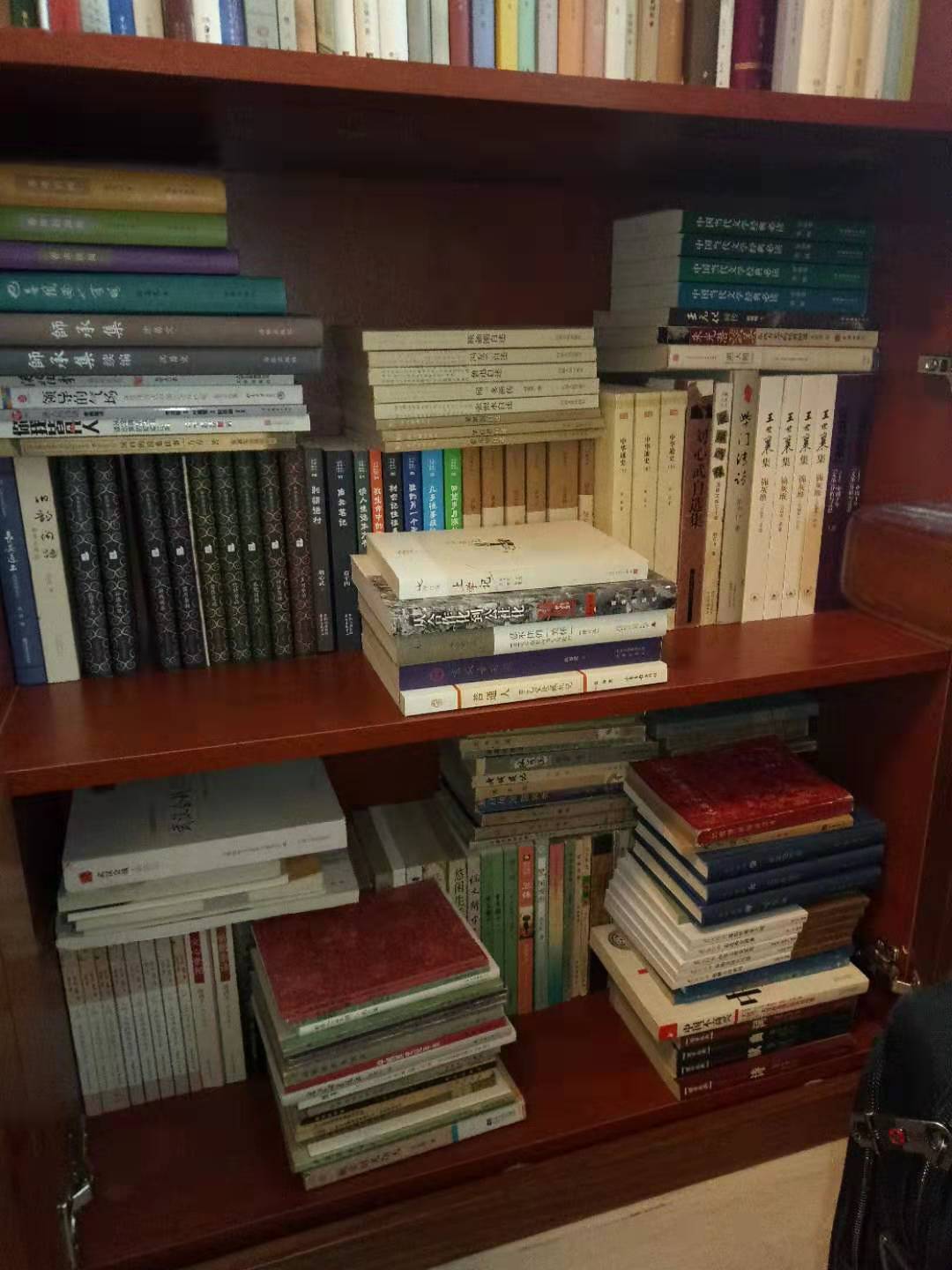 买书哪个出版社是正版,买书是看作者还是出版社