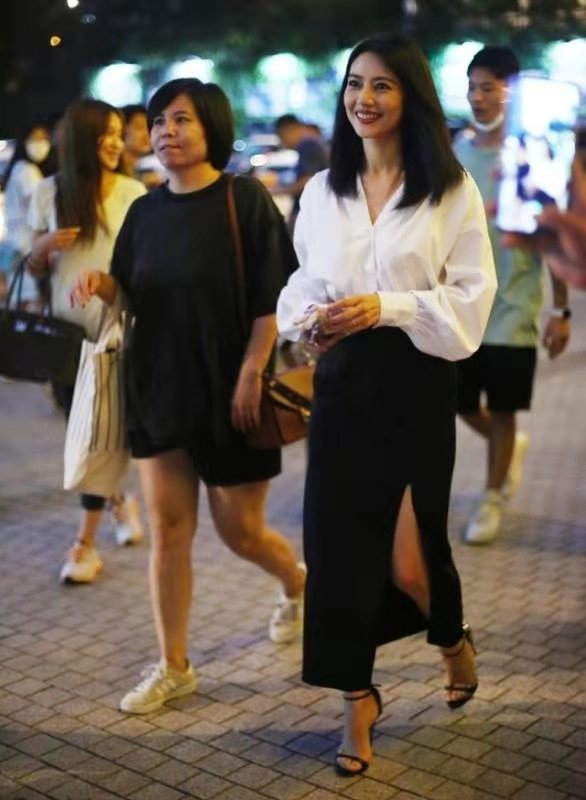 41岁的高圆圆极简黑白配,高圆圆黑白配出席秀场
